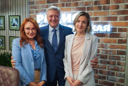 Москва. Первый заместирель руководителя фракции `Единой России` в Госдуме Дмитрий Вяткин и член комитета по труду, социальной политике и делам ветеранов Светлана Бессараб (слева) на радио `Комсомольская правда`.