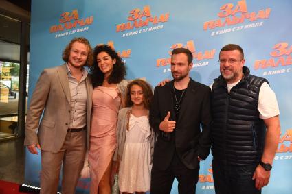 Москва. Актер Алексей Чадов (второй справа) на премьере фильма `За Палыча!` в кинотеатре `КАРО 11 Октябрь`.