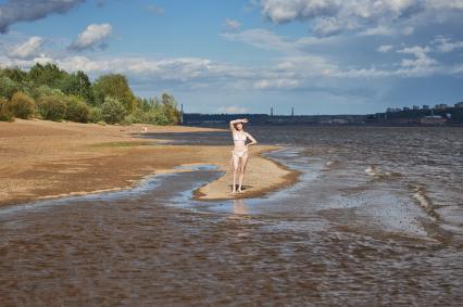 Пермь.  Из-за длительного засушливого периода  начала  мелеть река Кама. Девушка на берегу обмелевшей реки.