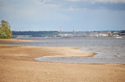 Пермь.  Из-за длительного засушливого периода  начала  мелеть река Кама. Вид обмелевшей  реки.