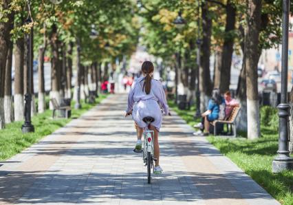 Пермь. Девушка катается на велосипеде.