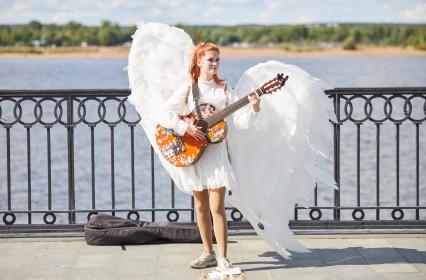 Пермь. Девушка играет на гитаре на набережной реки Камы.
