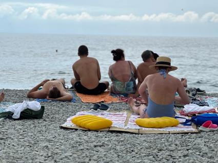 Крым. Ялта. Отдыхающие на пляже Черноморского побережья.
