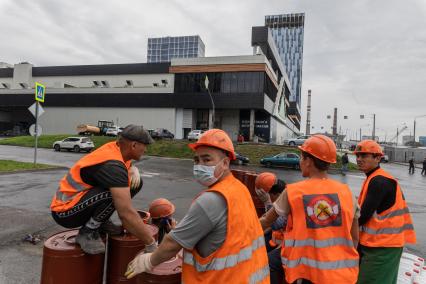 Москва. У здания бизнес-центра на проспекте Лихачева, поврежденного в результате попадания беспилотника.