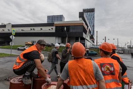 Москва. У здания бизнес-центра на проспекте Лихачева, поврежденного в результате попадания беспилотника.