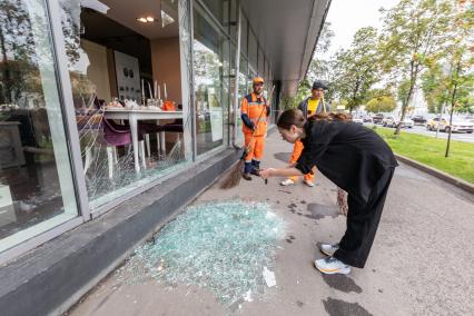 Москва. Поврежденная витрина магазина в здании по адресу Комсомольский проспект 15 строение 2, где произошла атака беспилотника.