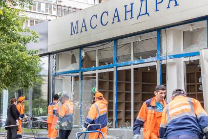 Москва. Поврежденная витрина магазина в здании по адресу Комсомольский проспект 15 строение 2, где произошла атака беспилотника.