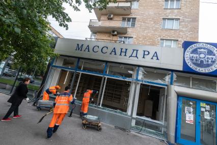 Москва. Поврежденная витрина магазина в здании по адресу Комсомольский проспект 15 строение 2, где произошла атака беспилотника.