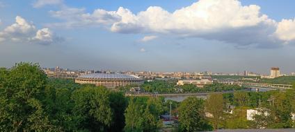 Москва. Вид на стадион Лужники  со смотровой площадки на Воробьевых горах.