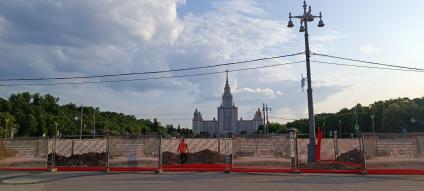 Москва. Ремонтные работы рядом со смотровой площадкой на   Воробьевых горах.