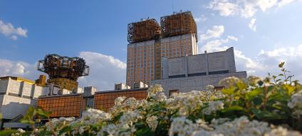 Москва.  Вид на здание Российской Академии Наук РАН (Золотые мозги).