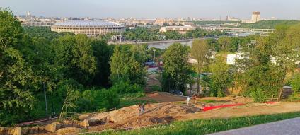 Москва. Вид на стадион Лужники  со смотровой площадки на Воробьевых горах.