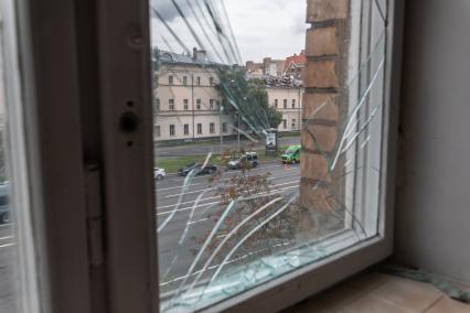 Москва. На месте происшествия на Комсомольском проспекте, где произошла атака беспилотника.