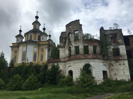 Вологодская область. Тотьма.  Вознесенский собор (слева) и Успенская церковь, которую тоже будут восстанавливать.