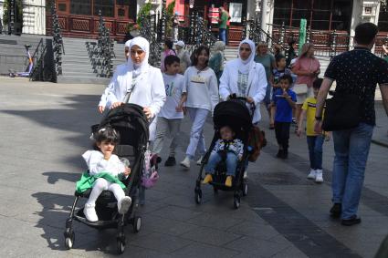 Москва.  Женщины в хиджабах с детьми.