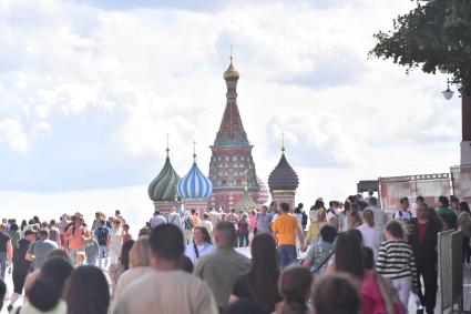 Москва.  Туристы на Красной площади.