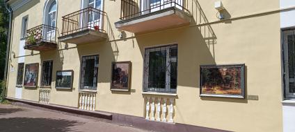 Серпухов. Фасады домов украшены  копиями картин.