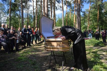 Екатеринбург. Окружной дом офицеров. Церемония прощания и похороны военкора издания \'Россия сегодня\' Ростислава Журавлева, погибшего в зоне СВО 22 июля 2023 года, в результат обстрела со стороны ВСУ. На фото: мама Людмила Журавлева у гроба погибшего