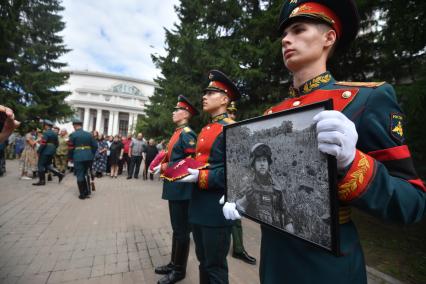 Екатеринбург. Окружной дом офицеров. Церемония прощания и похороны военкора издания \'Россия сегодня\' Ростислава Журавлева, погибшего в зоне СВО 22 июля 2023 года, в результат обстрела со стороны ВСУ