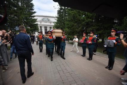 Екатеринбург. Окружной дом офицеров. Церемония прощания и похороны военкора издания \'Россия сегодня\' Ростислава Журавлева, погибшего в зоне СВО 22 июля 2023 года, в результат обстрела со стороны ВСУ