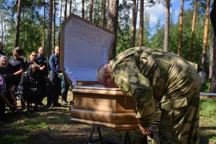 Екатеринбург. Окружной дом офицеров. Церемония прощания и похороны военкора издания \'Россия сегодня\' Ростислава Журавлева, погибшего в зоне СВО 22 июля 2023 года, в результат обстрела со стороны ВСУ. На фото: отец Игорь Журавлев у гроба погибшего