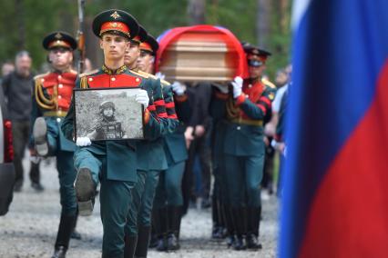 Екатеринбург. Окружной дом офицеров. Церемония прощания и похороны военкора издания \'Россия сегодня\' Ростислава Журавлева, погибшего в зоне СВО 22 июля 2023 года, в результат обстрела со стороны ВСУ