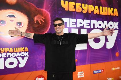 Москва. Вокалист группы `Градусы` Руслан Тагиев (Dj Bak$) на премьере музыкально-циркового представления `Переполох шоу Чебурашка` в концертном зале `Москва`, расположенном в комплексе `Остров Мечты`.