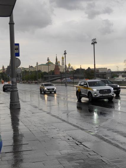 Москва. Автомобили на Пречистенской набережной.