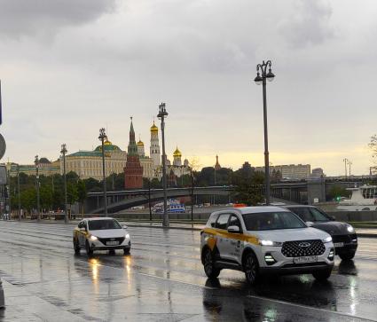 Москва. Автомобили на Пречистенской набережной.