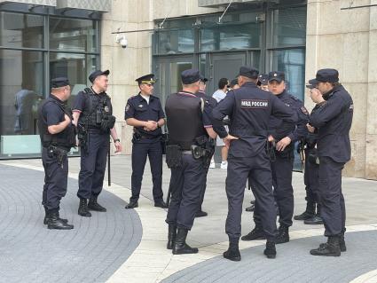 Москва. Сотрудники полиции у ЖК `Матч Поинт\', вызванные жильцами. В элитном московском ЖК собачники конфликтуют с соседом бизнесменом Исламом Осмаевым, который недоволен наличием питомцев во дворе.