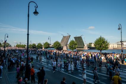 Санкт-Петербург. Люди во время празднования Дня ВМФ РФ.