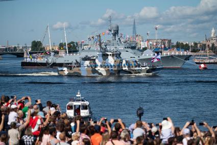 Санкт-Петербург. Малый ракетный корабль `Зеленый Дол` (562) и противодиверсионный катер `Нахимовец` (689) во время Главного военно-морского парада в честь Дня ВМФ РФ.