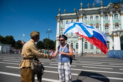 Санкт-Петербург. Мужчины во время празднования Дня ВМФ РФ.