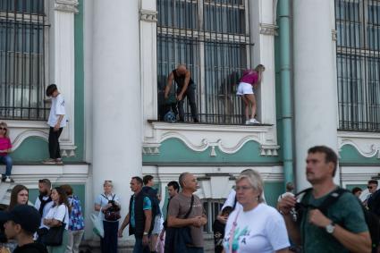 Санкт-Петербург. Люди во время празднования Дня ВМФ РФ.