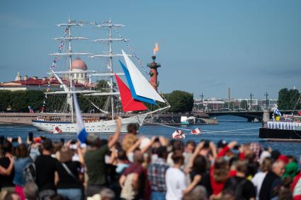 Санкт-Петербург. Во время Главного военно-морского парада в честь Дня ВМФ РФ.