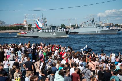 Санкт-Петербург. Базовый тральщик `Павел Хенов` (515) и малый ракетный корабль `Зеленый Дол` (562) во время Главного военно-морского парада в честь Дня ВМФ РФ.