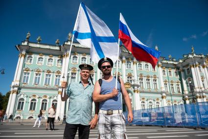 Санкт-Петербург. Мужчины во время празднования Дня ВМФ РФ.