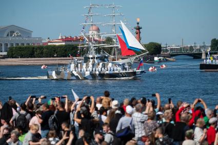 Санкт-Петербург. Противодиверсионный катер проекта `Грачонок` (651) во время Главного военно-морского парада в честь Дня ВМФ РФ.