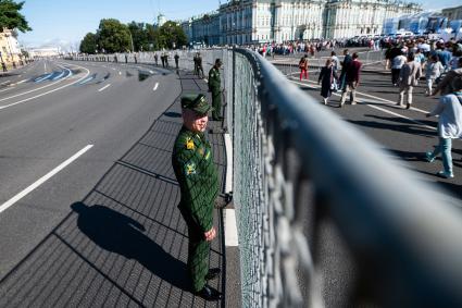 Санкт-Петербург. Люди во время празднования Дня ВМФ РФ.