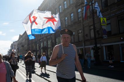 Санкт-Петербург. Люди во время празднования Дня ВМФ РФ.