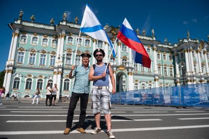 Санкт-Петербург. Мужчины во время празднования Дня ВМФ РФ.