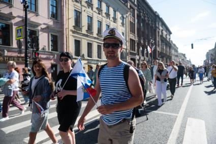 Санкт-Петербург. Люди во время празднования Дня ВМФ РФ.