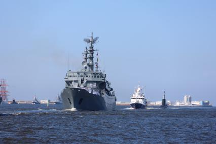 Санкт-Петербург. Главный военно-морской парад в честь Дня ВМФ РФ в акватории Финского залива в Кронштадте.