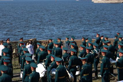 Санкт-Петербург. Военный оркестр на параде, посвященном Дню Военно-морского флота в Кронштадте.