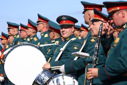 Санкт-Петербург. Военный оркестр на параде, посвященном Дню Военно-морского флота в Кронштадте.