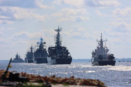 Санкт-Петербург. Главный военно-морской парад в честь Дня ВМФ РФ в акватории Финского залива в Кронштадте.