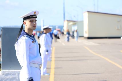 Санкт-Петербург. Матросы на параде, посвященном Дню Военно-морского флота в Кронштадте.