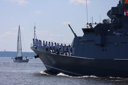 Санкт-Петербург. Малый ракетный корабль `Одинцово` 584 на параде, посвященном Дню Военно-морского флота, в акватории Финского залива в Кронштадте.