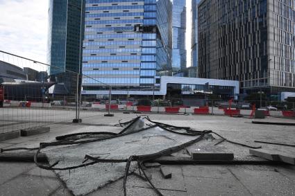 Москва. Разбитые стекла выпавшие из здания делового центра `Москва-Сити` в результате атаки украинских беспилотников.