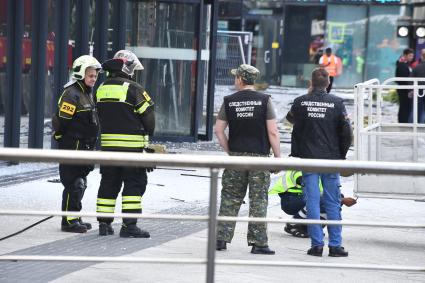 Москва. Разбитые стекла выпавшие из здания делового центра `Москва-Сити` в результате атаки украинских беспилотников.